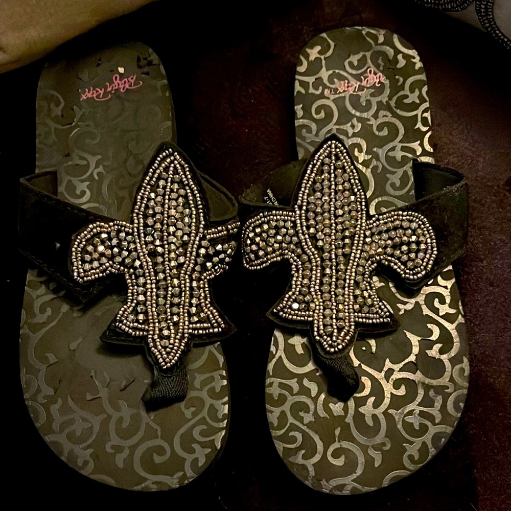 Black  Fleur-de-lis Flip Flop- Sz 7